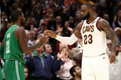 包含出击得手，球队赢球重回胜利之路的词条