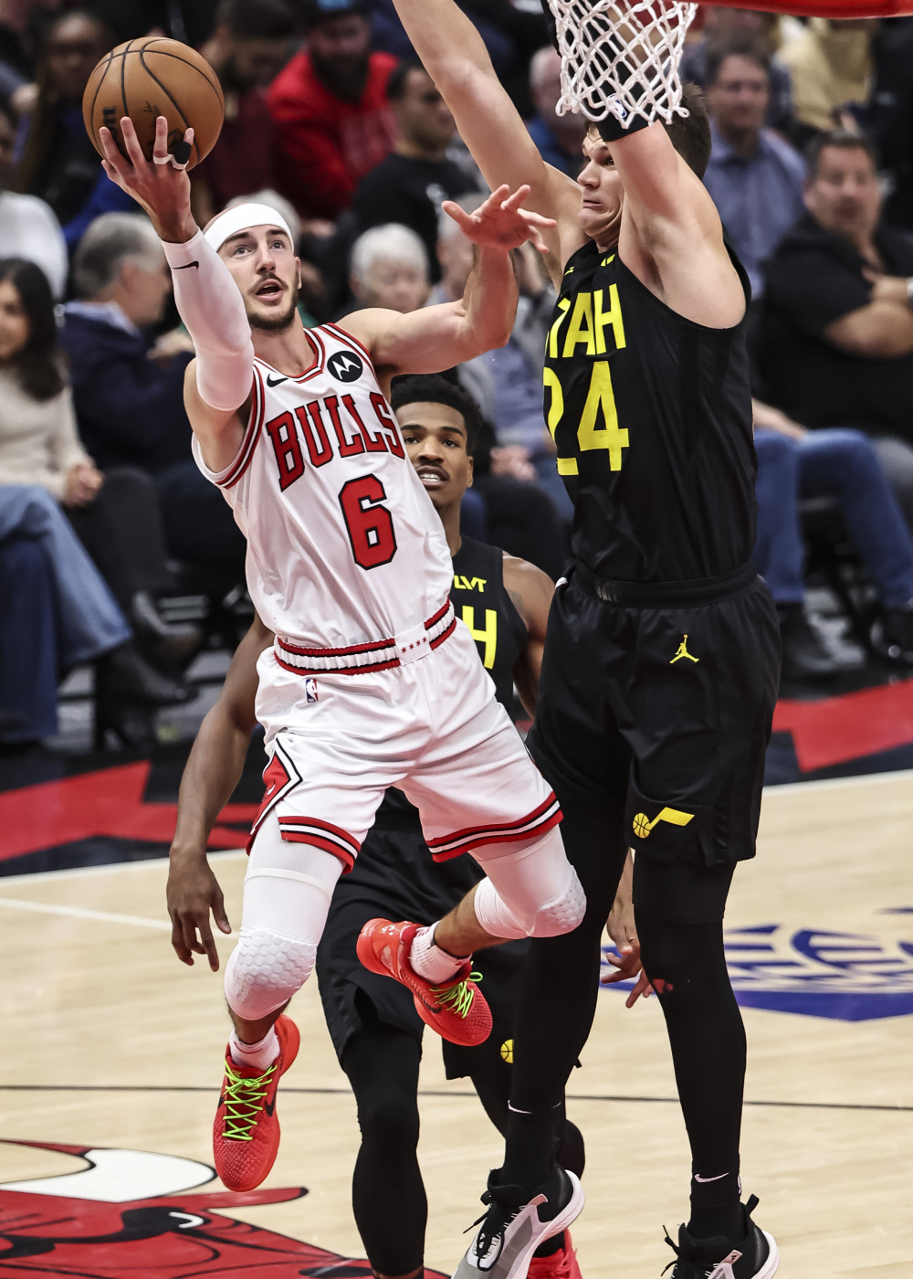 公牛客场横扫爵士,莱文森发威 公牛客场横扫爵士,莱文森发威