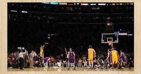 湖人主场负快船，科比教练力遭质疑的简单介绍