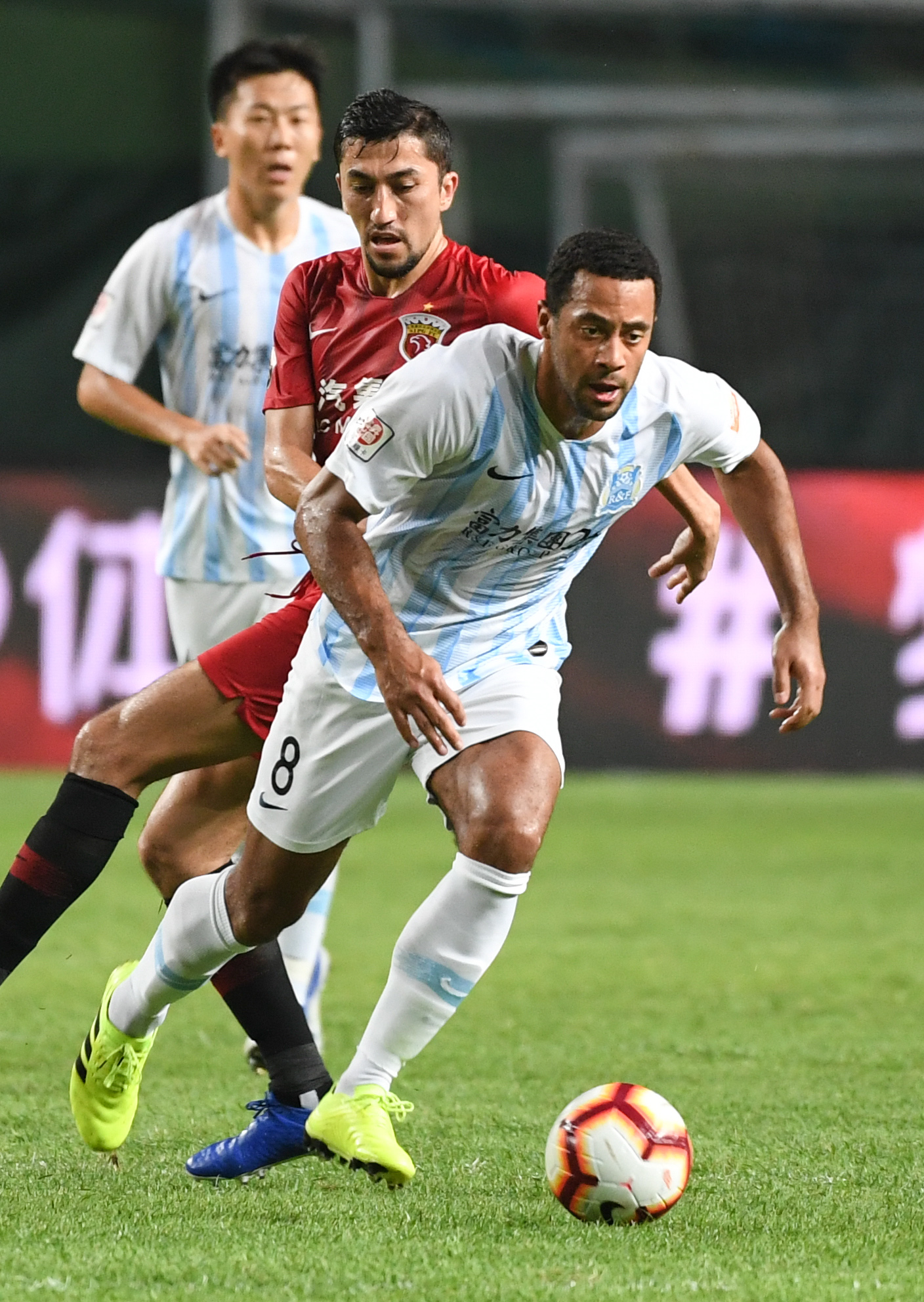 上港客场击败富力