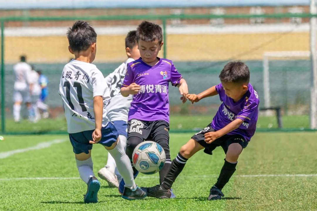 足球运动在中国掀起热潮,球场上精彩纷呈 足球运动在中国掀起热潮,球场上精彩纷呈