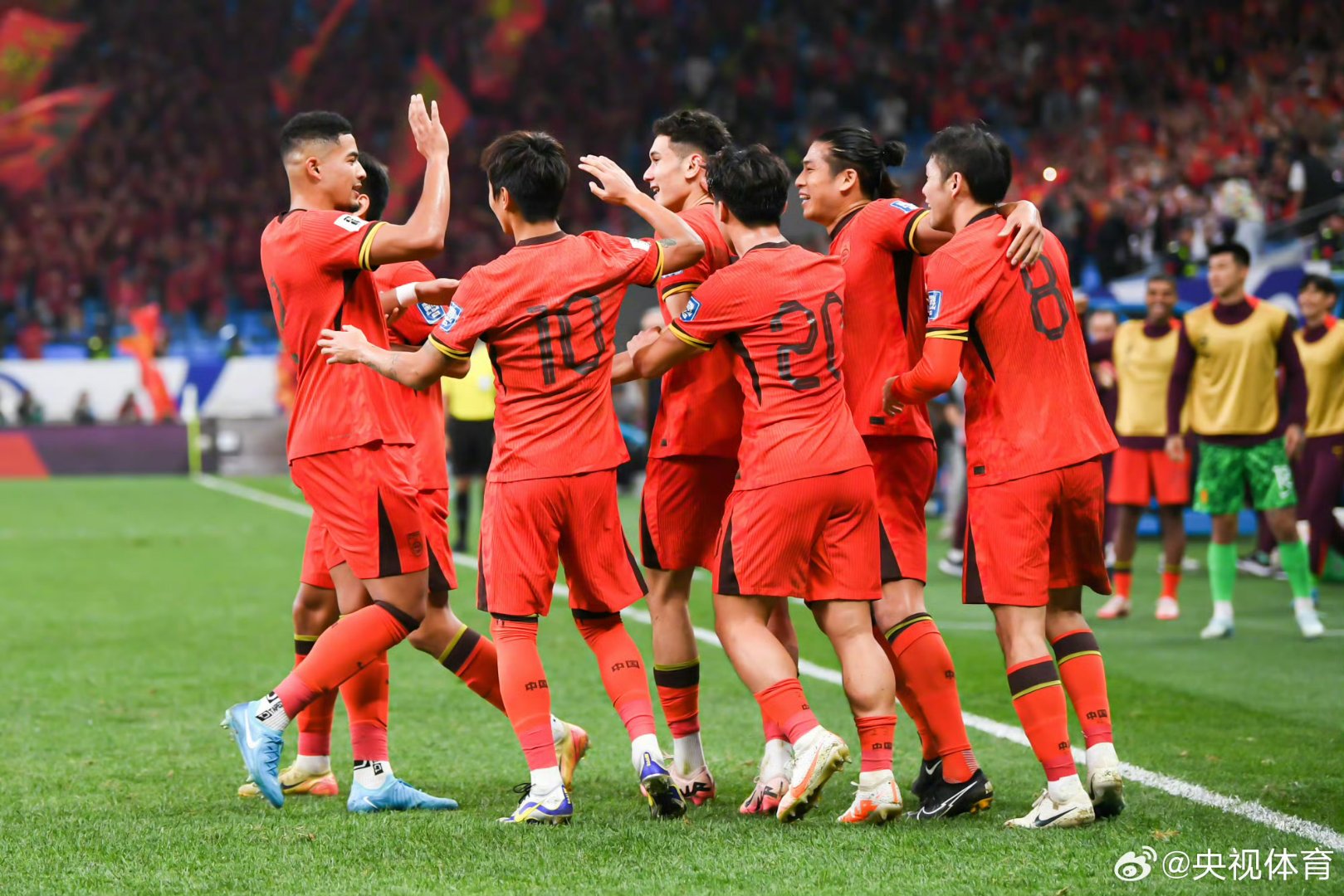 足球运动在中国掀起热潮,球场上精彩纷呈 足球运动在中国掀起热潮,球场上精彩纷呈